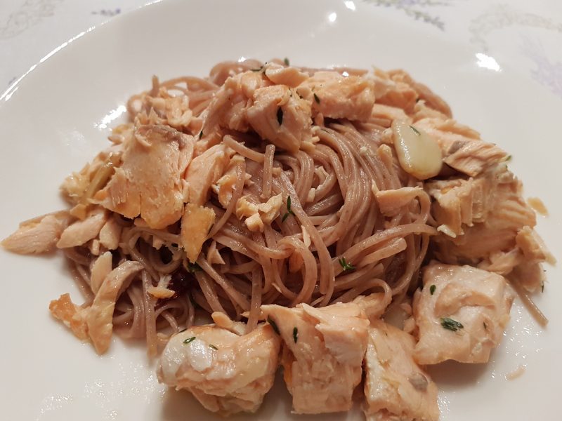 LINGUINE DI FARRO CON SALMONE FRESCO, AGLIO E TIMO